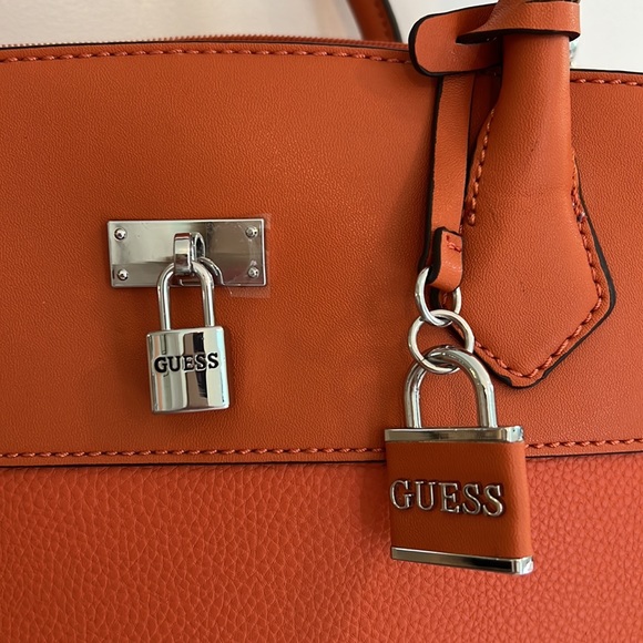 NEW WITH OUT TAGS GUESS LEERA SATCHEL IN ORANGE - Picture 2 of 10